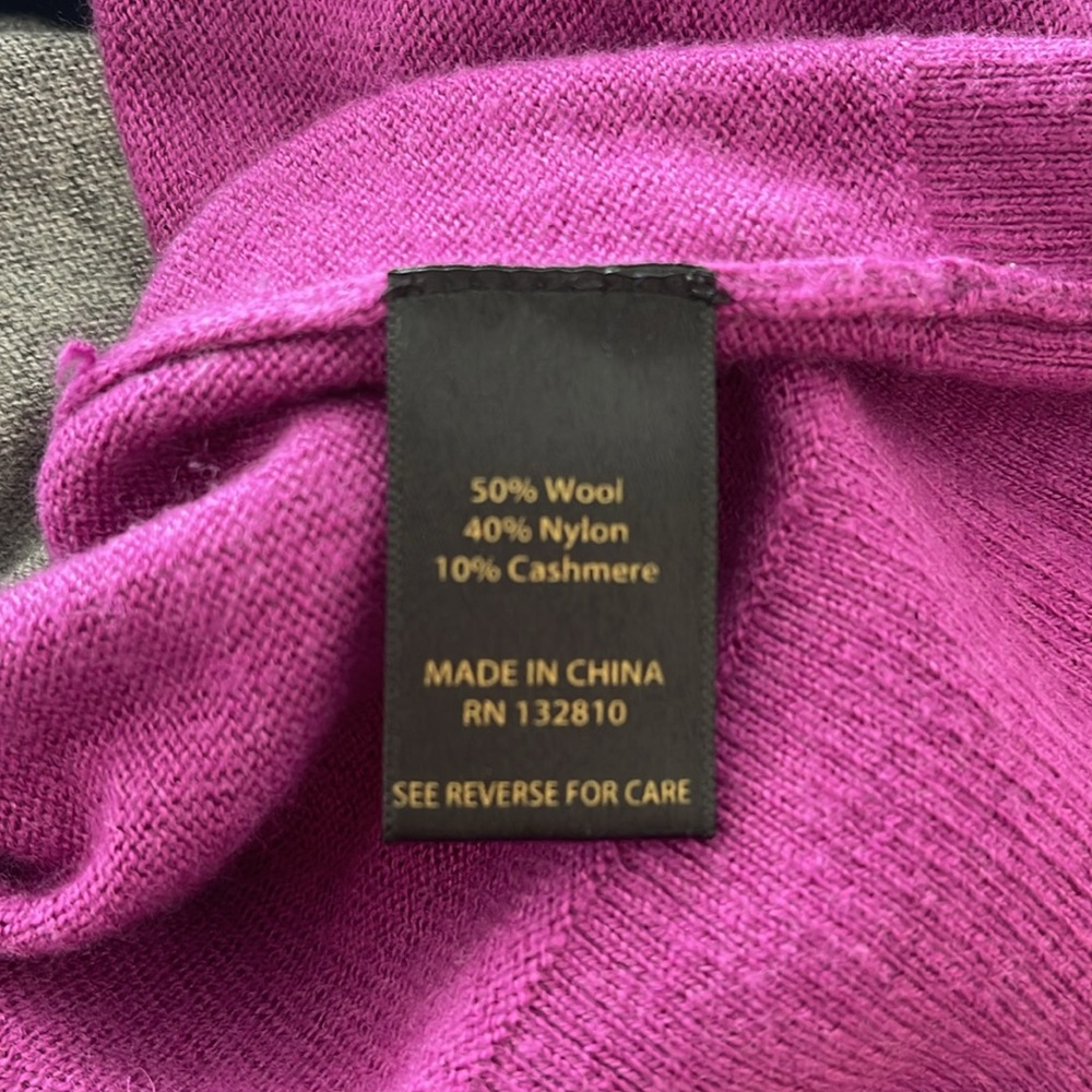 Color block pullover. - Picture 5 of 5
